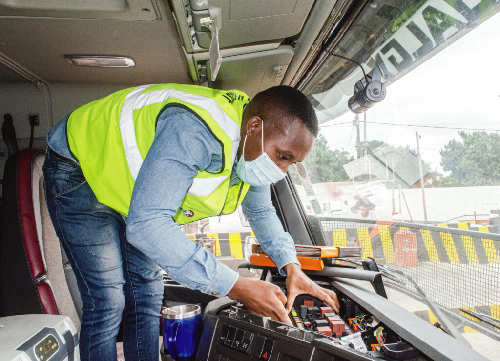 assembly-of-new-tracking-equipment-for-trucks-in-the-province-of-Beira